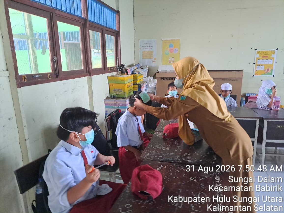 Kabut asap bagikan Masker kepada Siswa